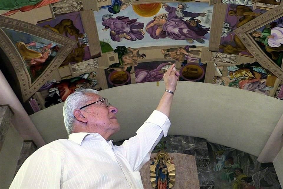 La altura de la parroquia mexicana es 10 metros más baja que la Capilla Sixtina, algo de lo que Macías presume, pues ello permite observar la pintura más cerca.