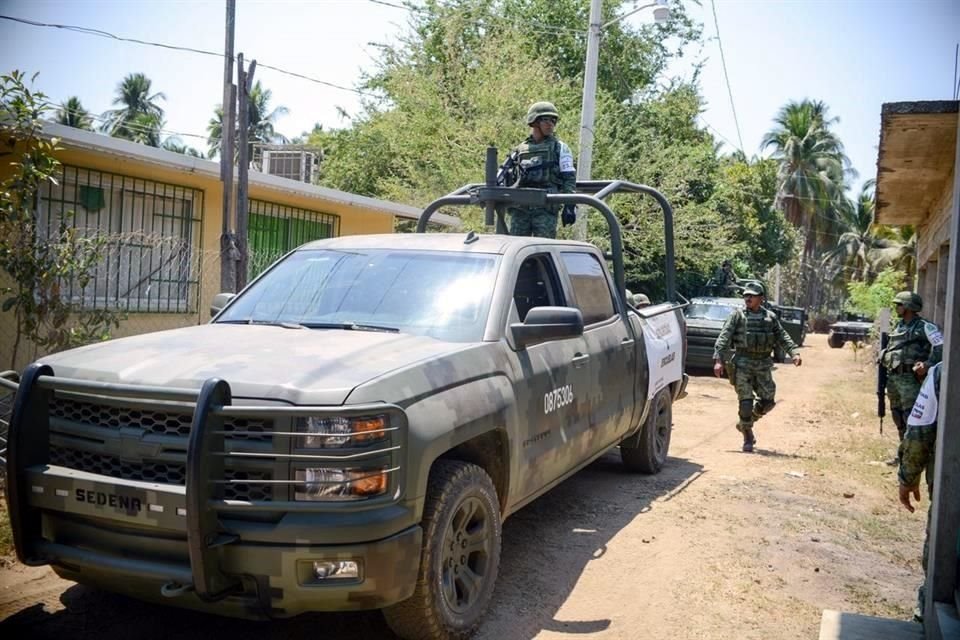 Después de las agresiones, elementos de la Policía Militar se trasladaron a las escuelas mientras la policía estatal y municipal realizan recorridos para dar con los responsables.