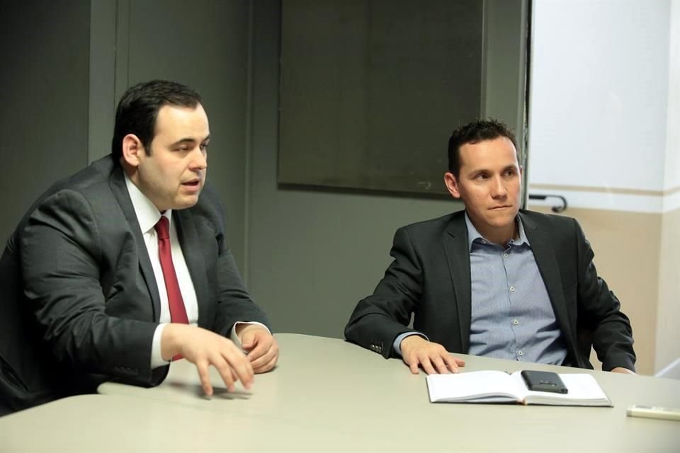 Juan de León Cantú, presidente de la Comisión de Contabilidad Electrónica y Medios Electrónicos del ICPNL, y Antonio Rodríguez, vicepresidente de relaciones públicas y difusión.