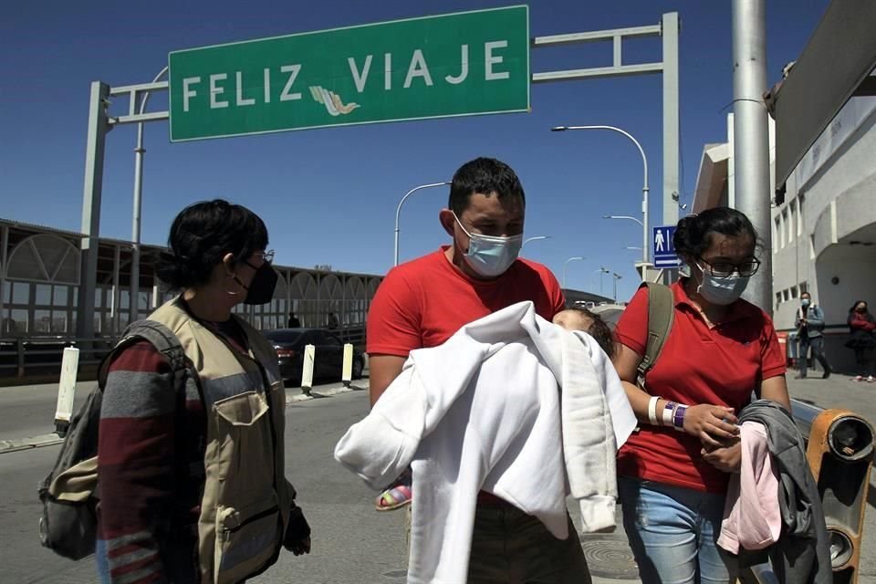 Muchos migrantes viven en albergues de Ciudad Juárez a la espera de poder cruzar hacia EU.