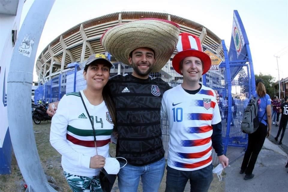 Los aficionados portan orgullosos los colores de su equipo.