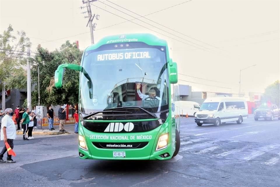 Algunos aficionados recibieron al Tricolor en las calles aledañas al Estadio Jalisco.