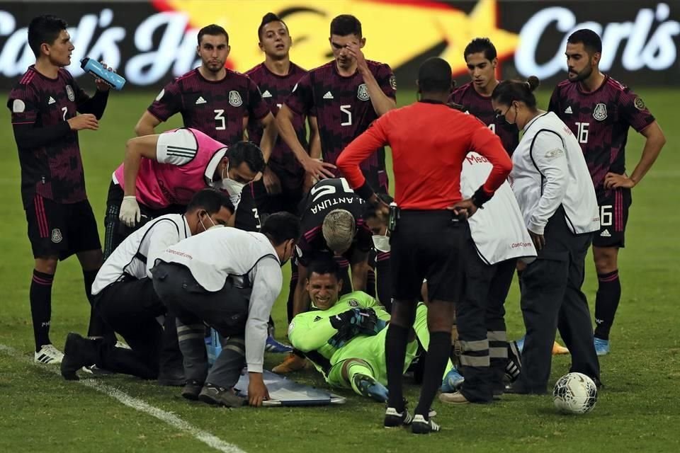 El portero Luis Malagón salió por lesión tras un choque con un rival.