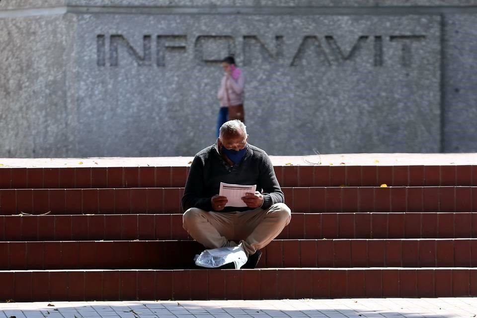 Edificio central del Infonavit y derechohabientes que acuden a realizar trámites