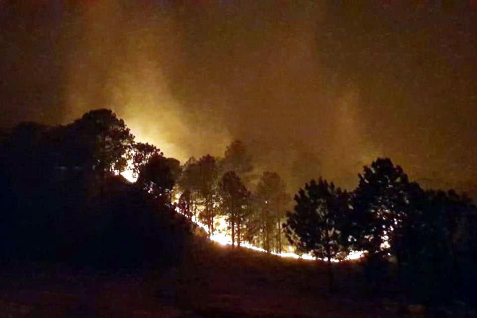 Ante el avance del incendio, unas 300 personas más comenzaron a ser desalojadas de la comunidad de Ciénega de González.