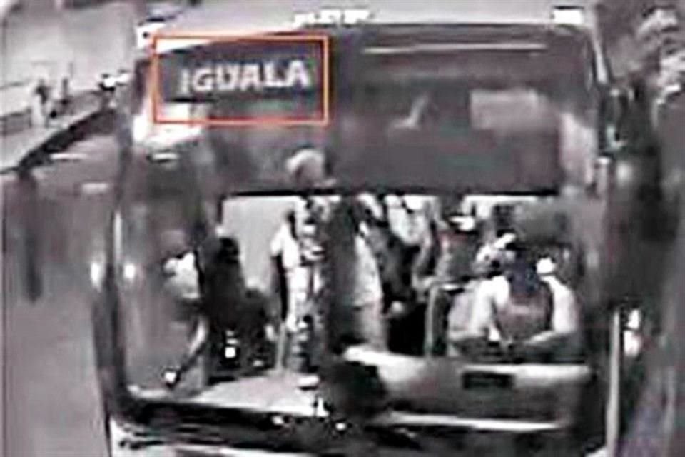 Los normalistas secuestraron varios camiones cuando fueron interceptados y se generaron los enfrentamientos.