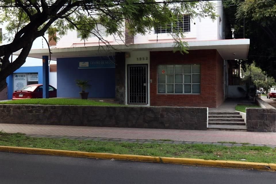En Avenida Hidalgo 1952, domicilio registrado por las presuntas EFOS, hay varios espacios que se rentan para oficinas.