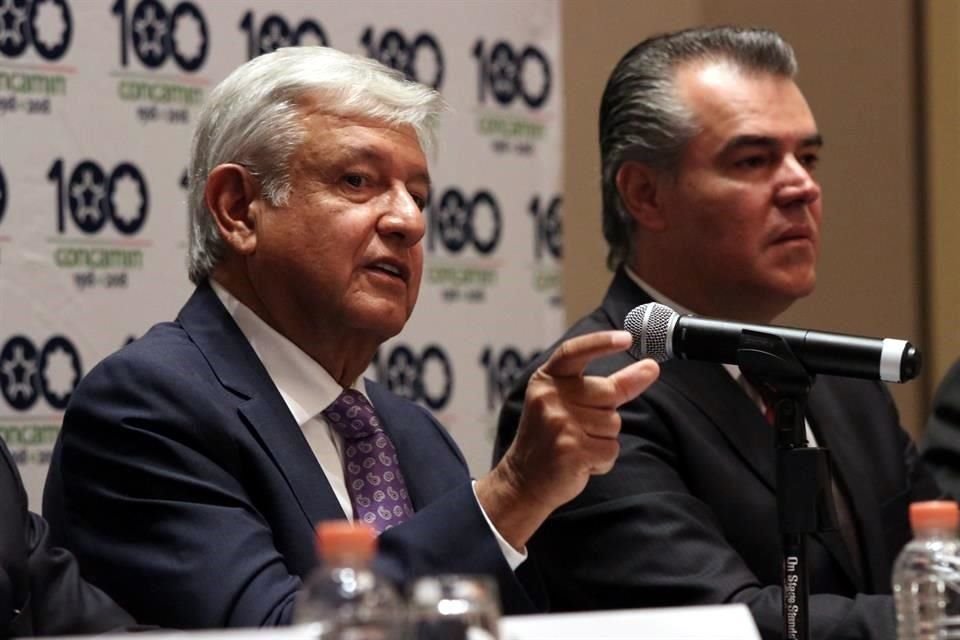 Por la mañana, López Obrador se reunió con miembros de Concamin.