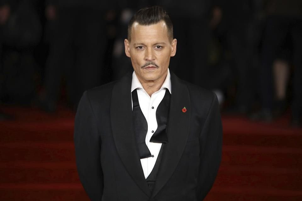 Demandaron a Johnny Depp por presuntamente atacar y violentar verbalmente a miembro del equipo de producción de su nuevo filme.