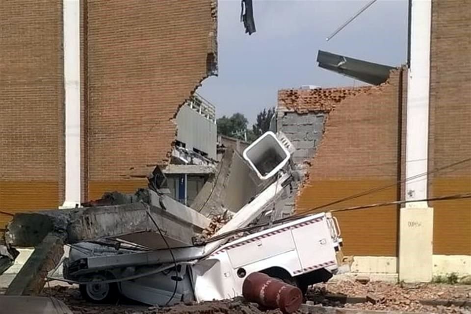 La zona fue acordonada y es vigilada por elementos de servicios de emergencia.