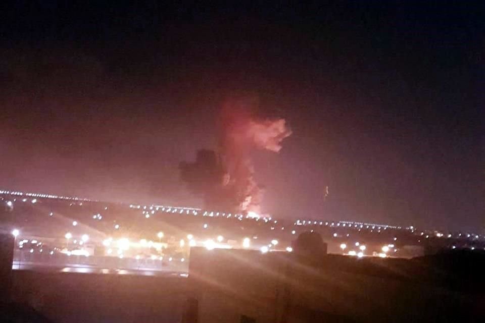 Doce personas salieron heridas tras la explosión por alta temperatura de depósitos de combustible cerca del Aeropuerto de El Cairo, Egipto.