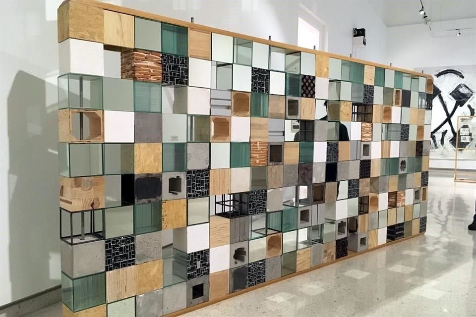 'Muro de Construcción', de Sofía Táboas, realizada con madera, metal, vidrio y piedra.