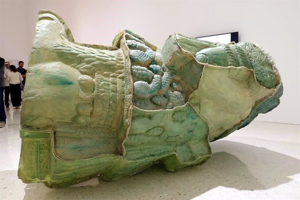 'No Solid Form can Contain You', escultura modular de fibra de vidrio, de Mariana Castillo Deball.