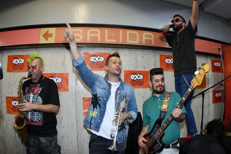 Los Caligaris ofrecieron este martes a una tocada sorpresa dentro de la estación Auditorio.