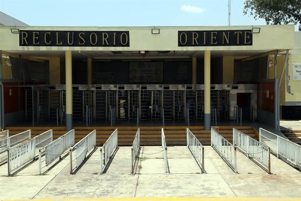 Un interno falleció y dos más resultaron heridos, luego de una riña al interior del Reclusorio Preventivo Varonil Oriente.