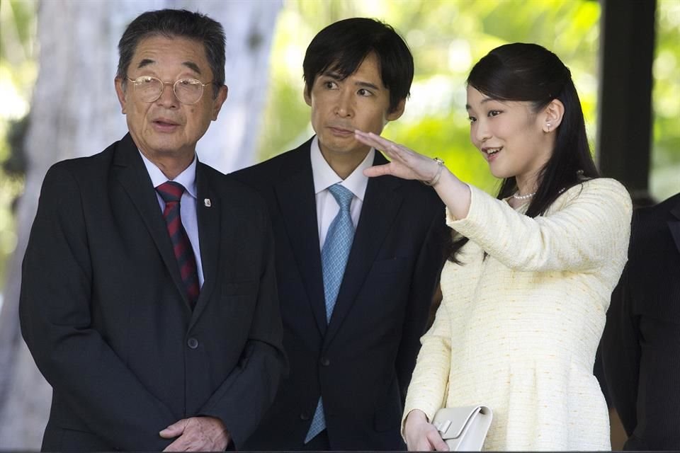 La Princesa Mako visitó el jardín botánico junto a Minoru Matsuura (izquierda), presidente de la asociación japonesa en Brasil.