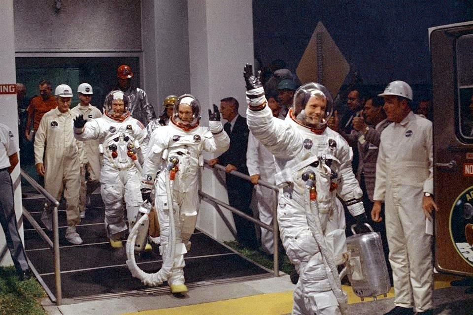 El astronauta Neil Armstrong (al frente, saludando9, quien murió en 2012 a los 82 años, hizo historia como el primer ser humano en caminar sobre la superficie lunar el 20 de julio de 1969.