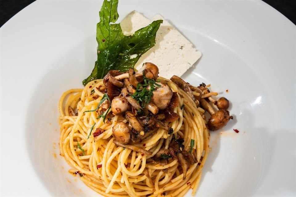 Pasta al pesto de chile de árbol, epazote y clavitos.