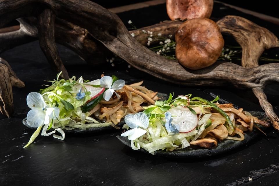 Tlacoyos de haba con hongos trompeta.