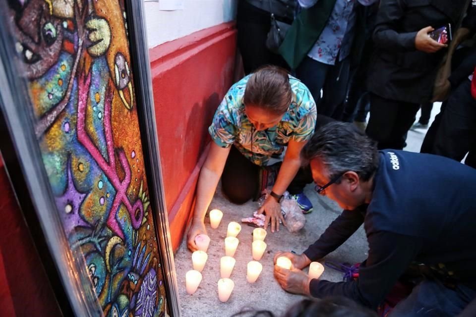 Seguidores de López Obrador pusieron veladoras y una imagen de la Virgen de Guadalupe afuera de las oficinas.