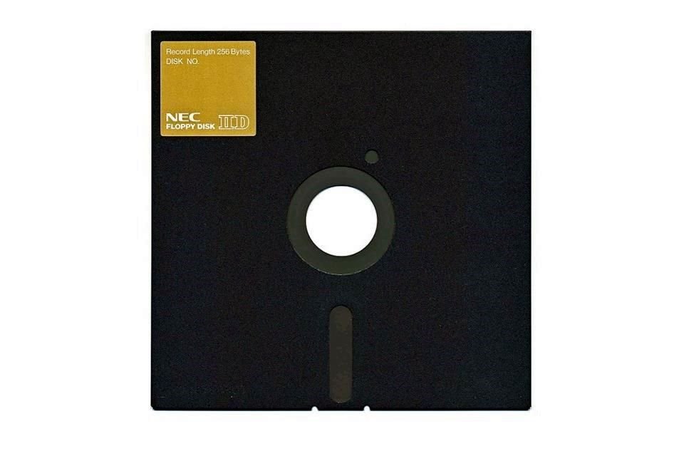 En 1971 fue lanzado el disquete, unidad de almacenamiento de 8 pulgadas con una capacidad de 80 KB, cantidad enorme para la época.