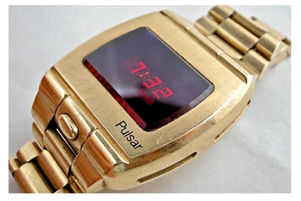 En 1972, la empresa Hamilton Watch Company fabricó el primer reloj digital de producción masiva con pantalla LCD: el Pulsar.