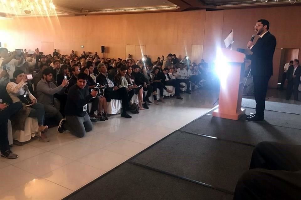 Martí Batres acudió ante el  movimiento para hablar a favor del proyecto de Andrés Manuel López Obrador.