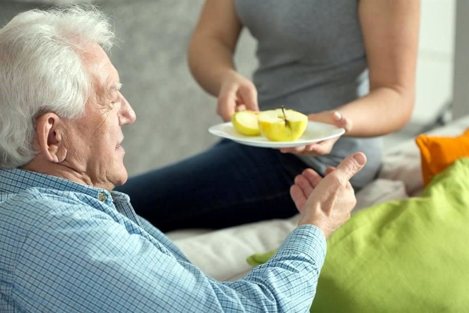 Los temblores complican que pacientes con Parkinson ingieran sus alimentos con facilidad, y pueden llevar a que requiera ayuda de otros para comer o de utensilios especiales.