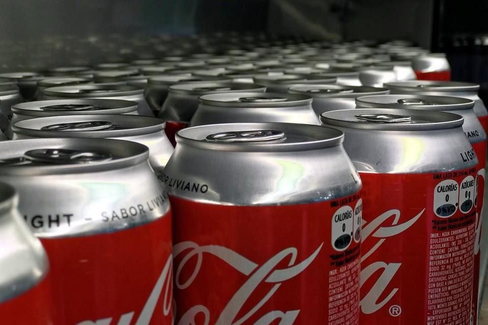 Coca-Cola dijo que desde principios de abril ha experimentado un descenso global en el volumen del 25 por ciento.