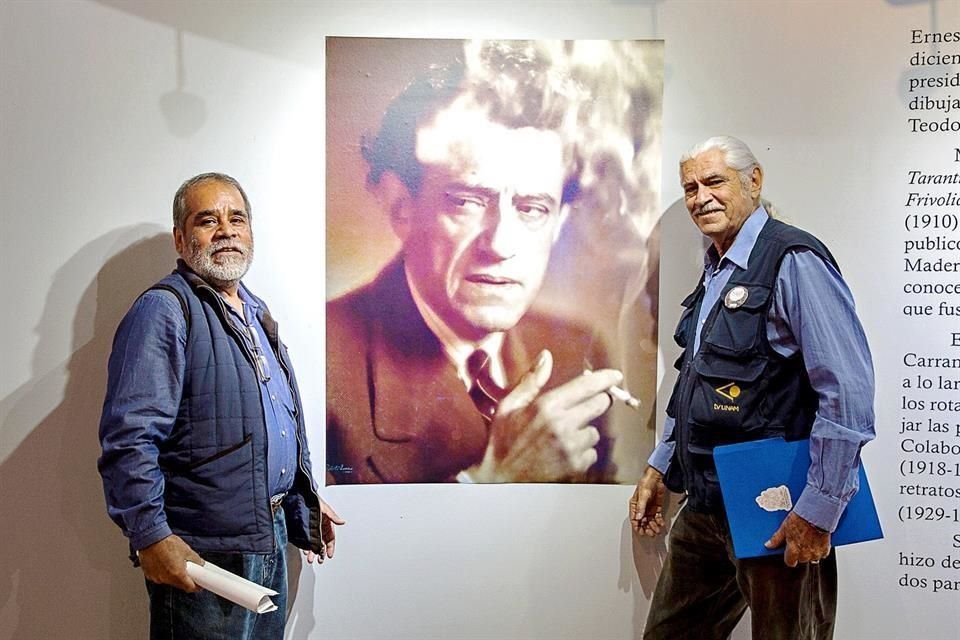 Javier Ruiz, curador de la exposición dedicada a Erenesto 'El Chango' García Cabral, y Ernesto G. Cabral Sans, hijo del caricaturista.