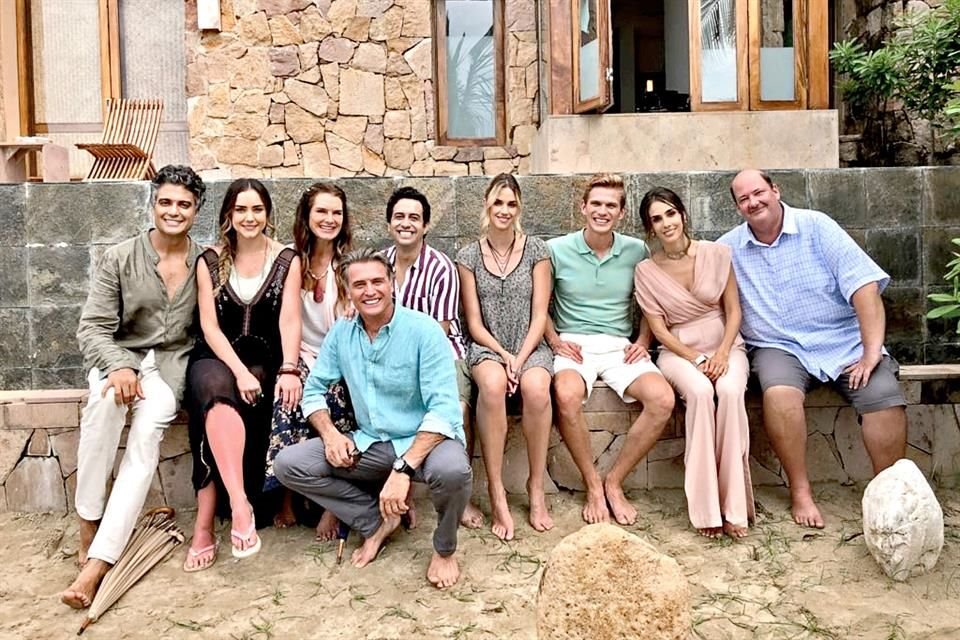 Camil (izq a der.) compartió una foto con sus compañeros del elenco Ana Belena, Brooke Shields, Daniel Tovar, Pamela Almanza, Kevin Russell, Sandra Echeverría, Brian Baumgartner y Soler (al frente).