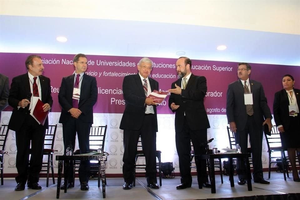 Eduardo Peñalosa, Rector de la UAM, dijo que suscribirán un acuerdo con el Presidente electo que implica mayores becas y apoyos a los jóvenes estudiantes.