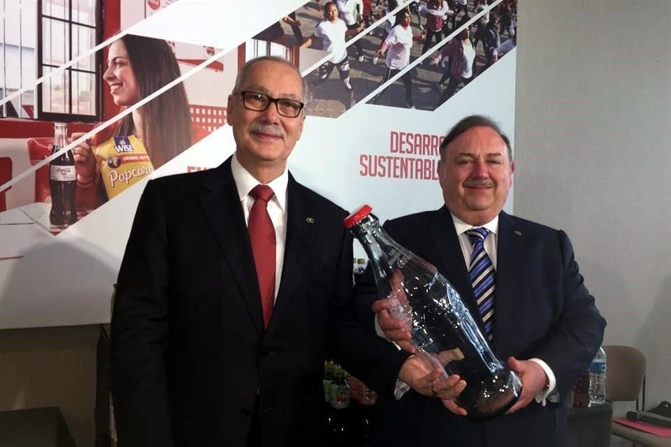 Francisco Garza Egloff (izq.), director general de Arca Continental, y Manuel L. Barragán, presidente de la compañía.