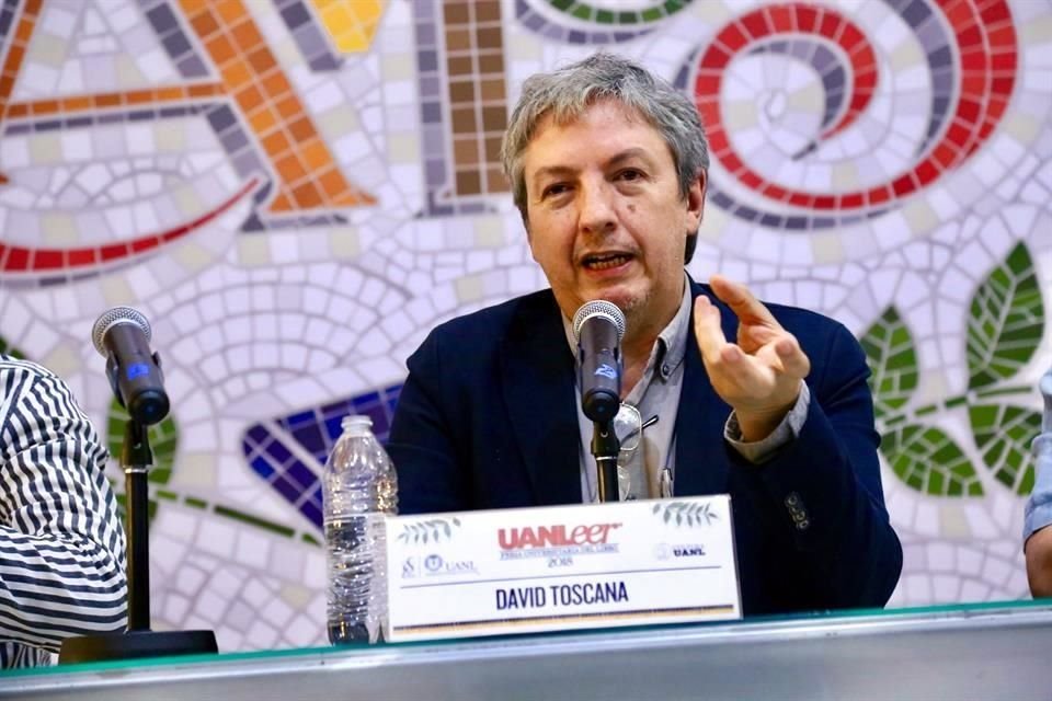 El escritor regiomontano David Toscana recibirá mañana martes el Premio Xavier Villaurrutia por su novela 'Olegaroy'.