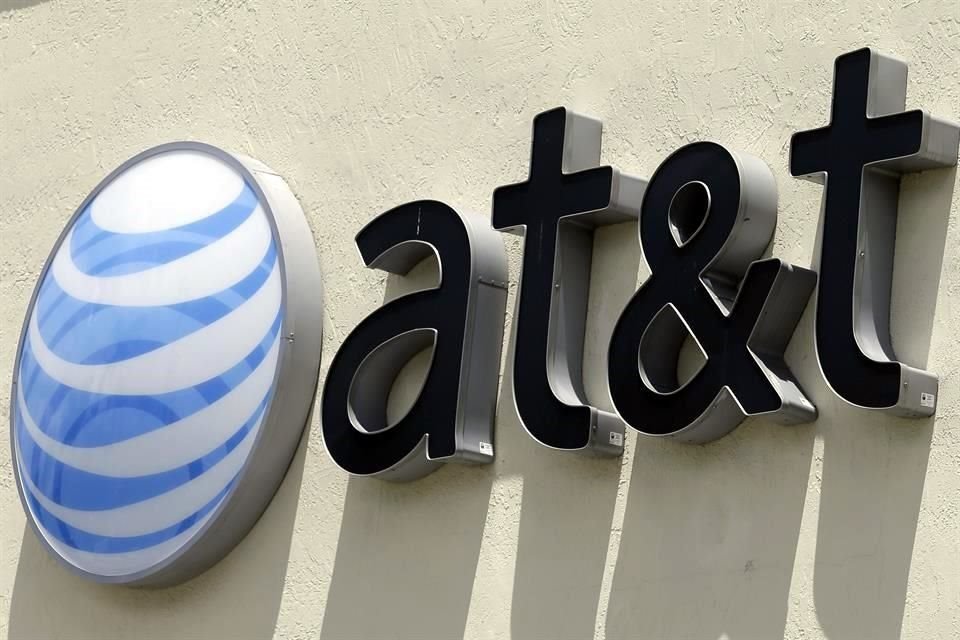 AT&T ingresó a México a fines de 2014 y heredó una densa red de maquinaria comprada de Huawei, entre otros proveedores, indicó el diario. 