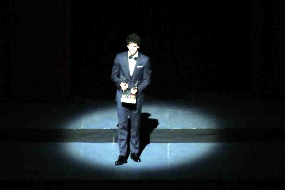 En el espectáculo de ballet internacional 'Despertares', en el Auditorio Nacional, Isaac Hernández presentó el Premio Benois de la Danza que obtuvo hace apenas dos meses.