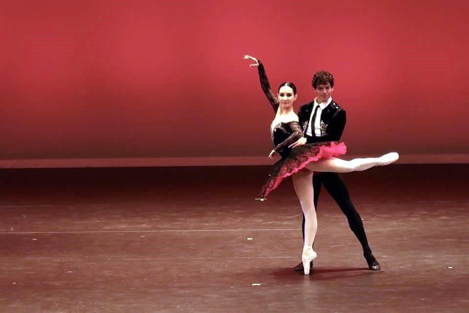 El espectáculo 'Despertares' abrió con el pas de deux del tercer acto de 'Don Quixote', que interpretó Isaac Hernández con Tamara Rojo, directora artística del Ballet Nacional de Inglaterra.