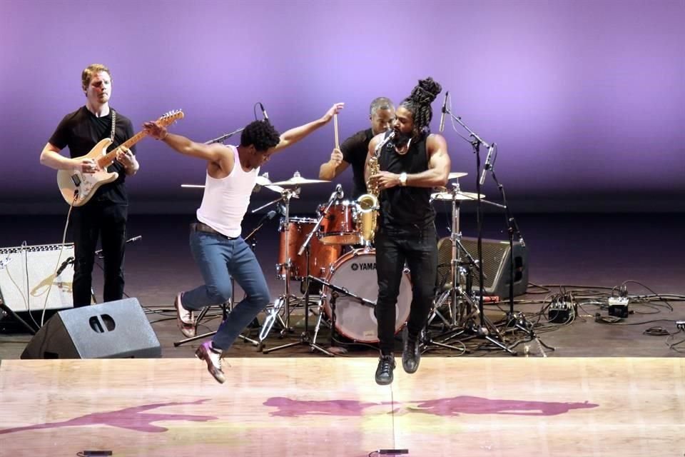 Jared Grimes, bailarín de tap, interpretó un número acompañado de una banda de jazz.