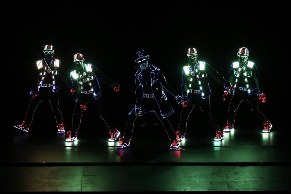 Con trajes de neón se presentaron los integrantes de Lightbalance, colectivo de danza urbana.