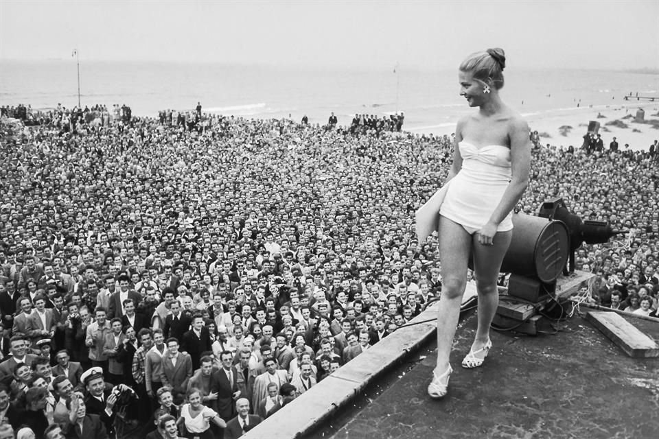 La elección de la primera reina de belleza en la Polonia comunista, 1956.