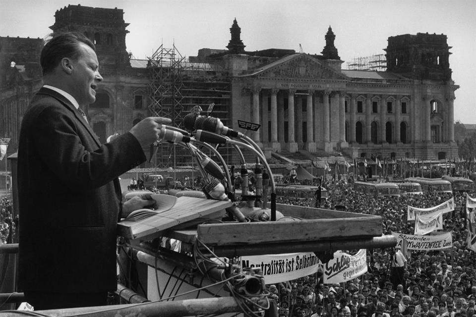 El alcalde de Berlín, Willy Brandt, habla a los berlineses, 1959.