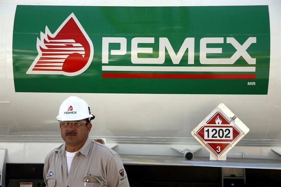 Pemex ha dicho que no podrá entregar diesel Ultra Bajo Azufre a todas las gasolineras del País por cuestiones presupuestales.