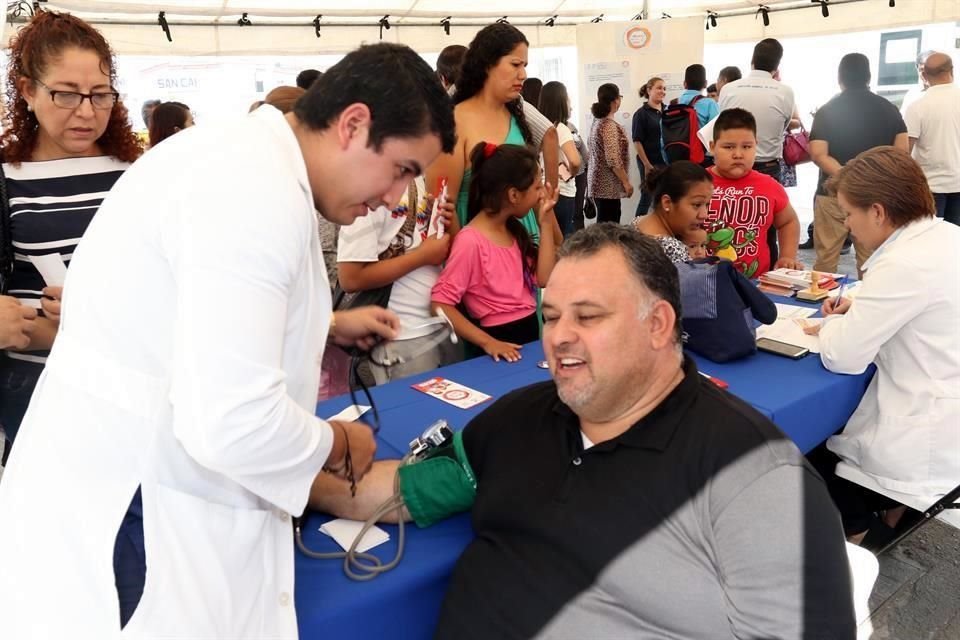 La mayoría de los psicólogos considera que estas condiciones reflejan una canalización de emociones negativas a través de la comida