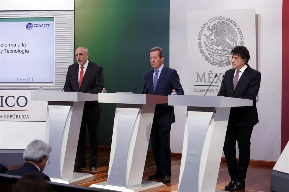 Enrique Cabrero, titular de Conacyt; Eduardo Sánchez, vocero de Presidencia, y Elías Micha, coordinador de Ciencia, Tecnología e Innovación en la presentación de la Iniciativa de Reforma a la Ley de Ciencia y Tecnología.