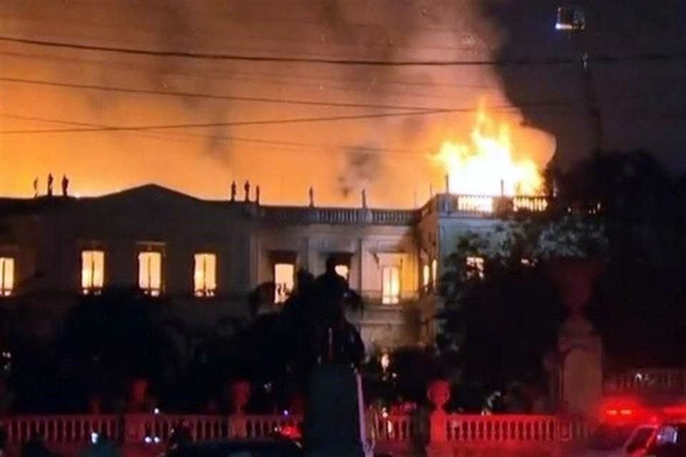Un incendio consume el Museo Nacional de Brasil, uno de los más antiguos del país, sin que se reporten heridos, según medios locales.