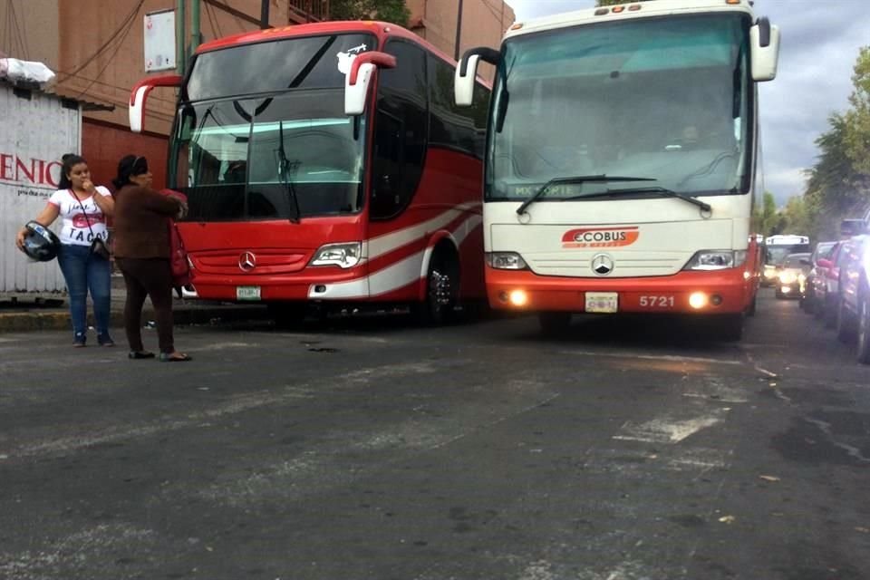 Cofece investigará al autotransporte federal de pasajeros ante posibles barreras de competencia.