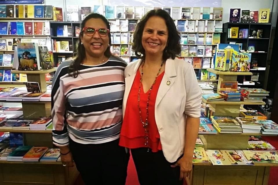 Claudia Neira, directora de Centroamérica Cuenta junto a la ministra de Cultura y Juventud, Sylvie Durán Salvatierra durante su recorrido en la Feria Internacional del Libro Costa Rica.