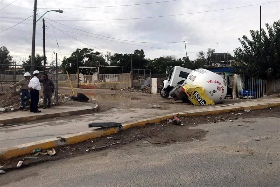 Una pipa cargada con gas quedó varada en la calle Camino Viejo a la Rosita.