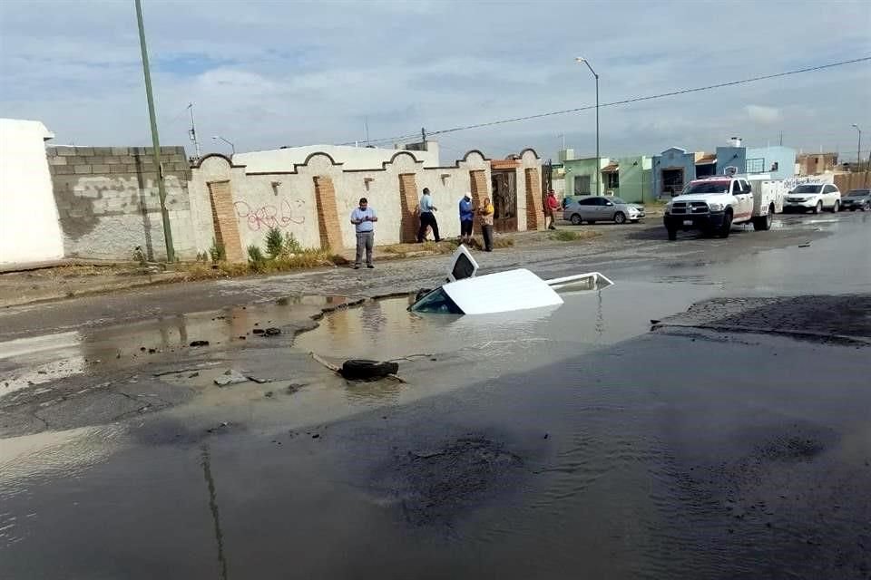 La conductora de este vehículo fue auxiliada para salir de la unidad.