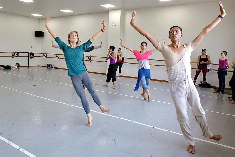 Kathryn Alter (de verde) ensaya 'Psalm' con el TCUNAM. Ella bailó la pieza con la Limón Dance Company hasta su retiro del escenario, en 2017.